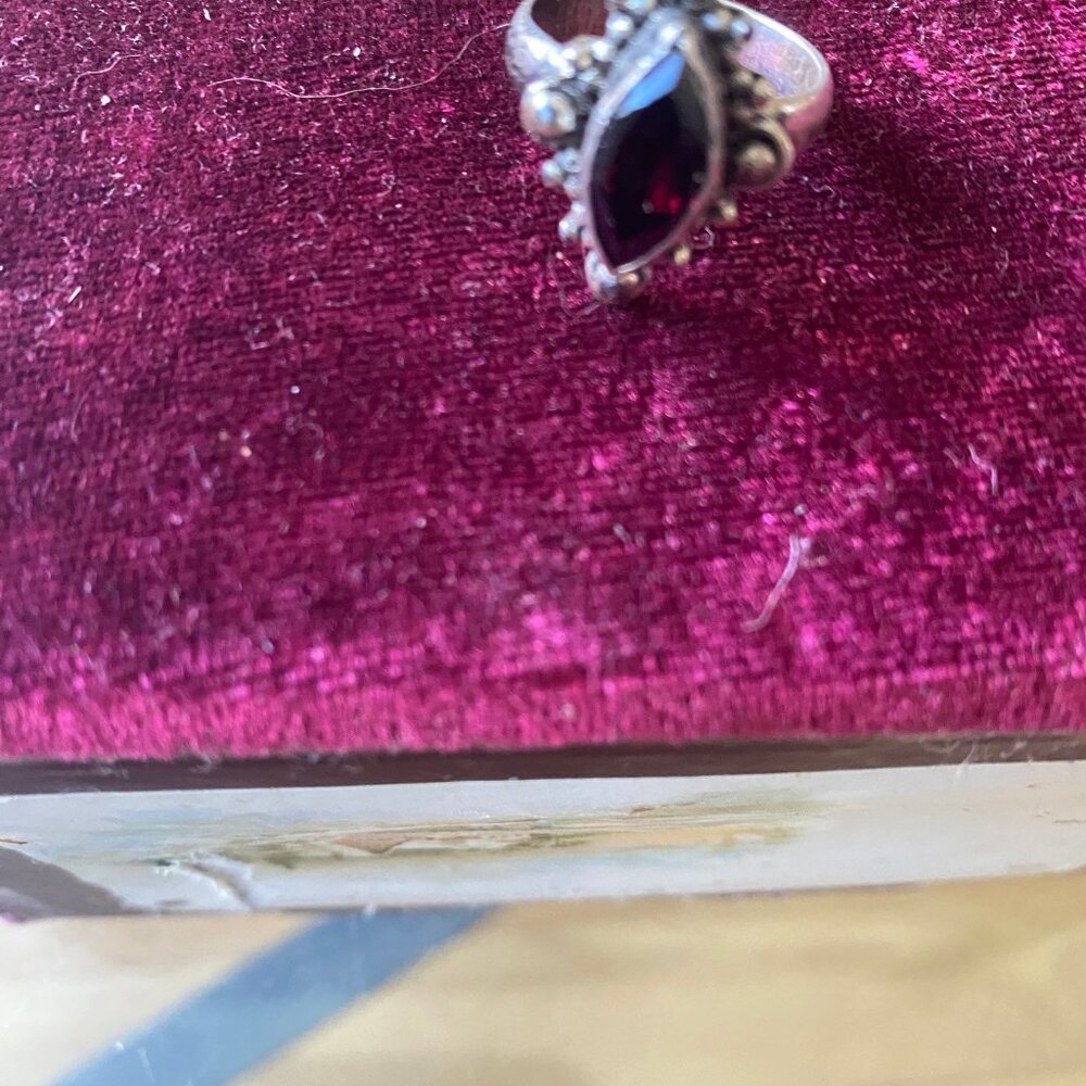 VINTAGE STERLING SILVER RING WITH STONE.